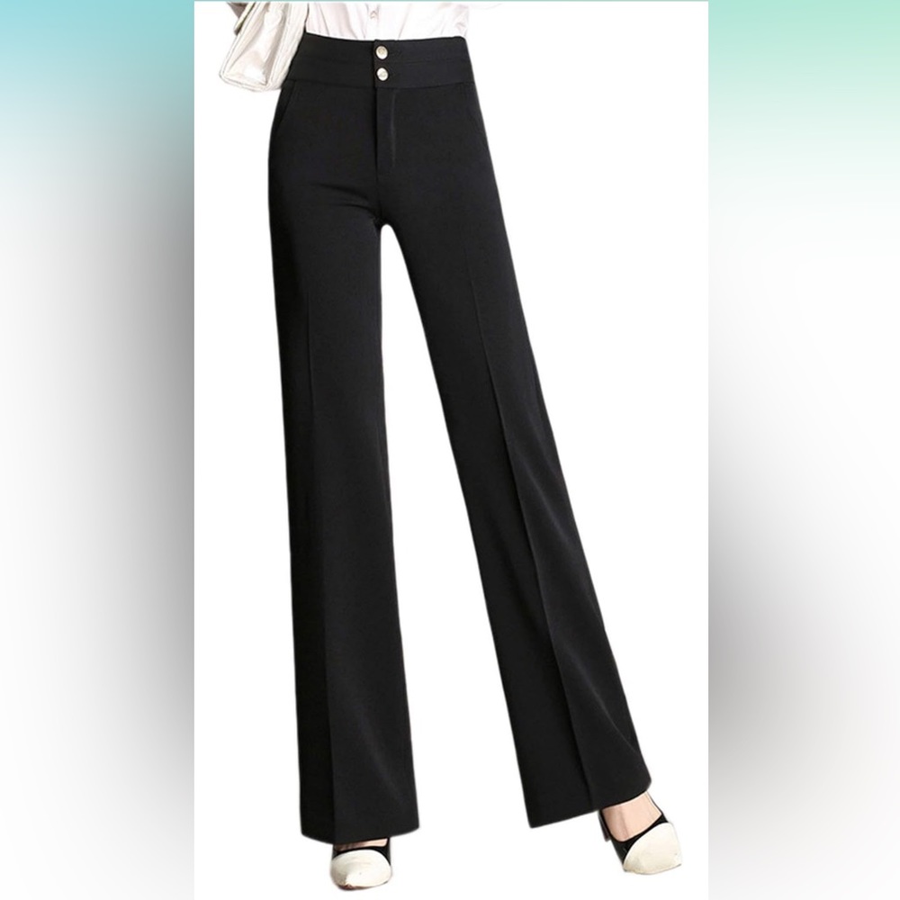 Women's high-waisted
dress pants with double-
button closure